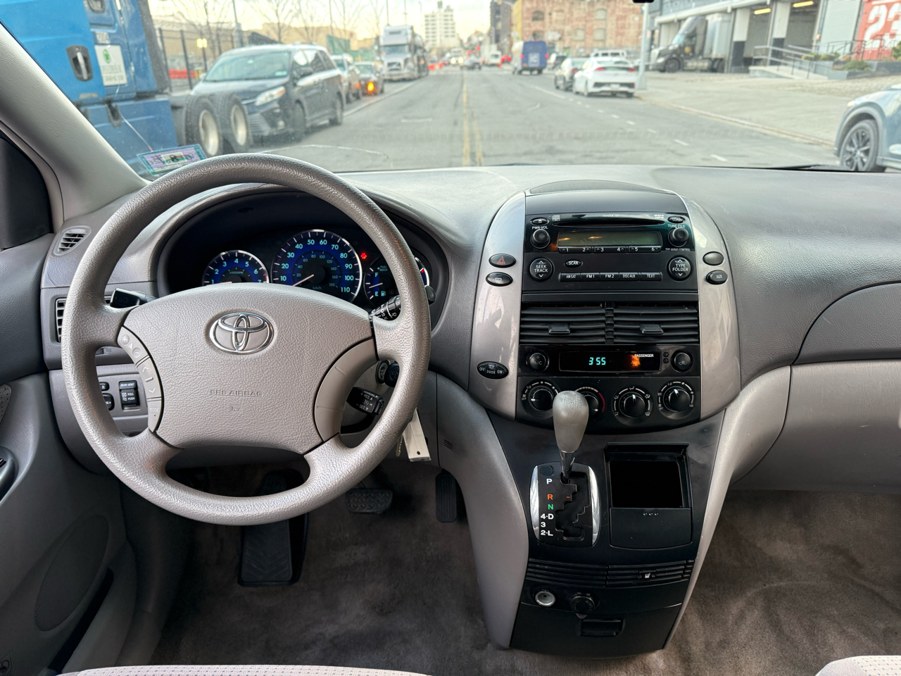 Toyota Sienna 5dr 7-Pass Van CE FWD (Natl) 2010