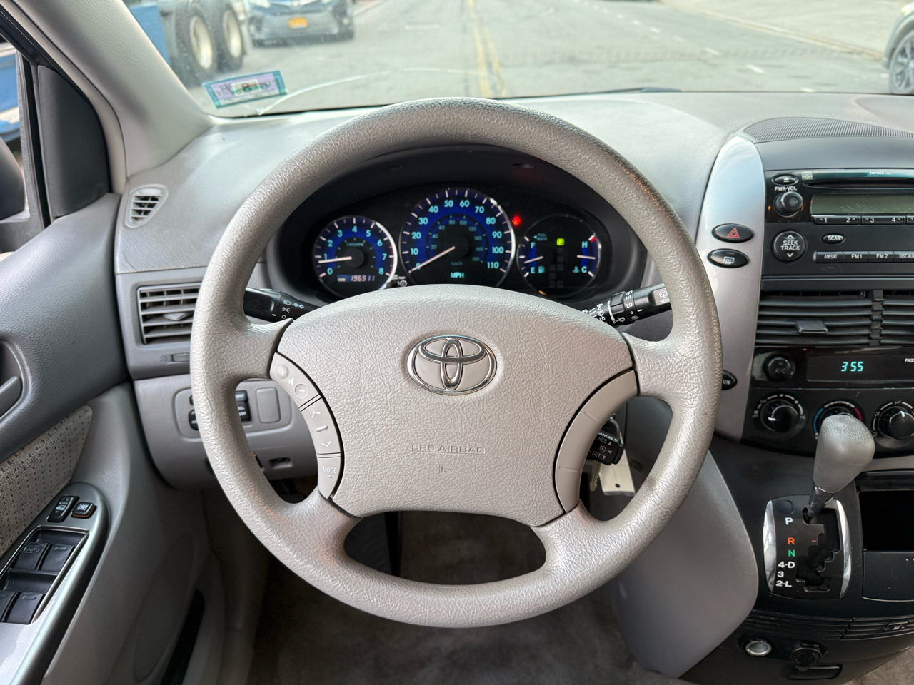 Toyota Sienna 5dr 7-Pass Van CE FWD (Natl) 2010