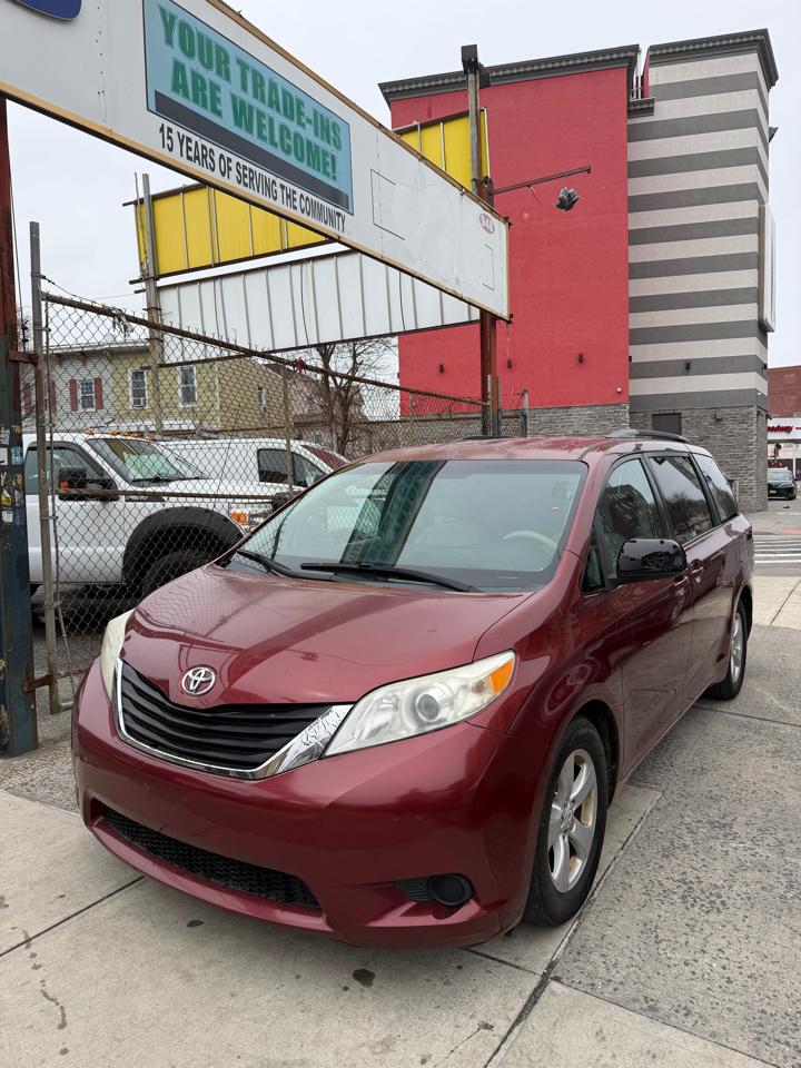 Toyota Sienna 4dr CE 8-Passenger 2011