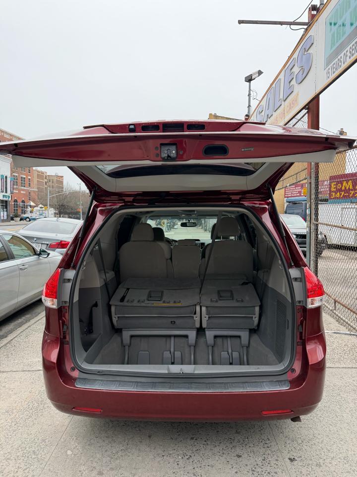 Toyota Sienna 4dr CE 8-Passenger 2011