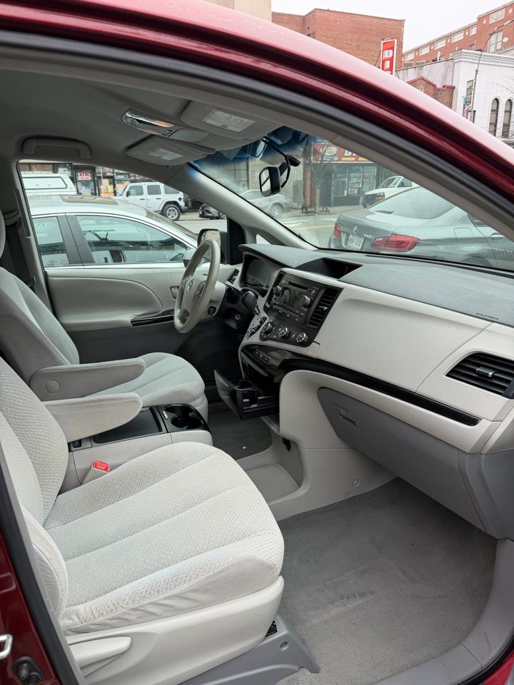 Toyota Sienna 4dr CE 8-Passenger 2011