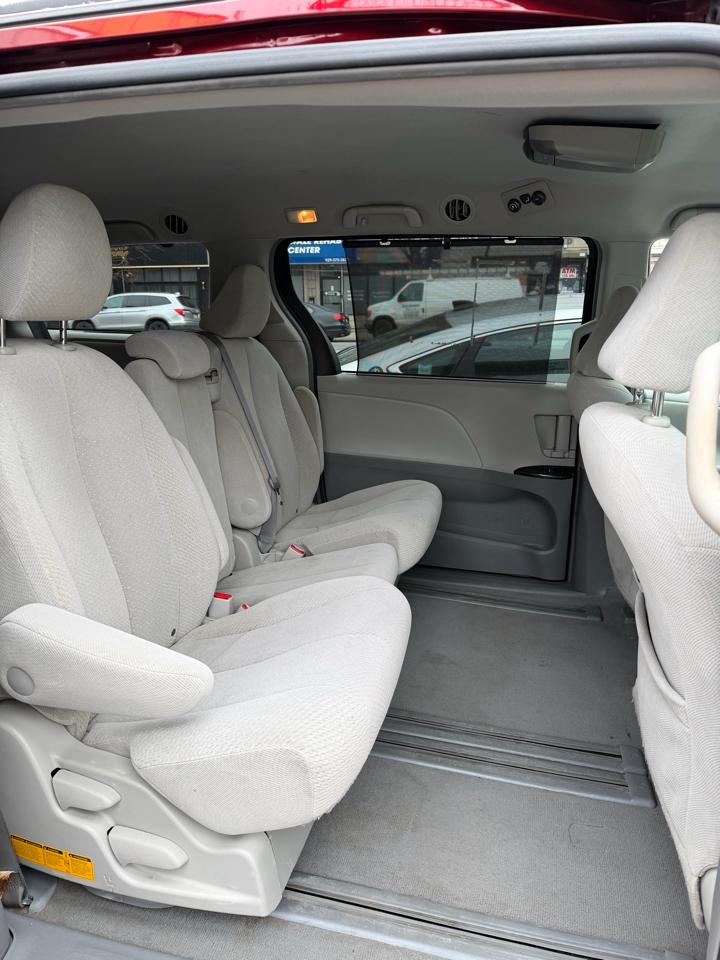 Toyota Sienna 4dr CE 8-Passenger 2011