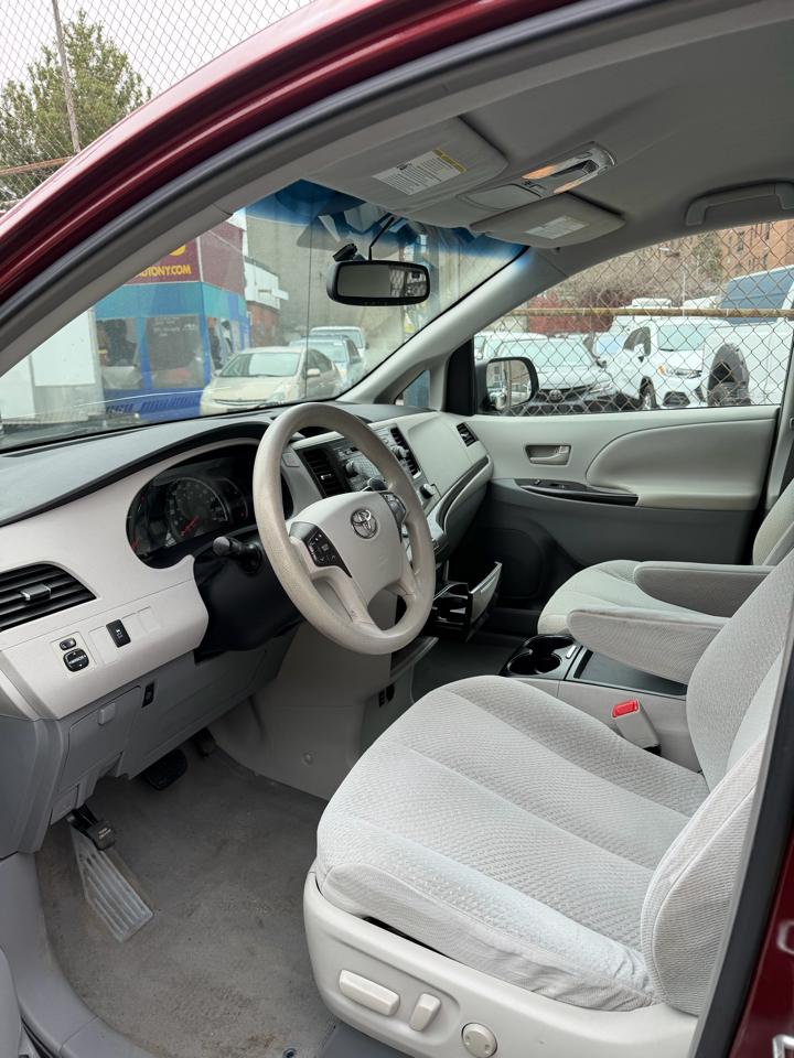Toyota Sienna 4dr CE 8-Passenger 2011