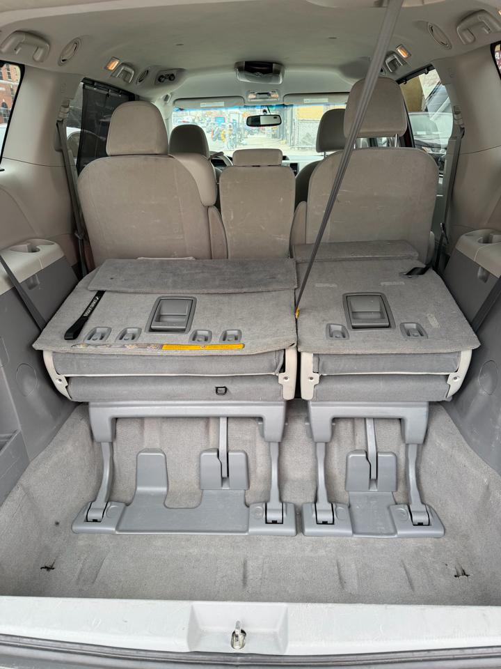 Toyota Sienna 4dr CE 8-Passenger 2011