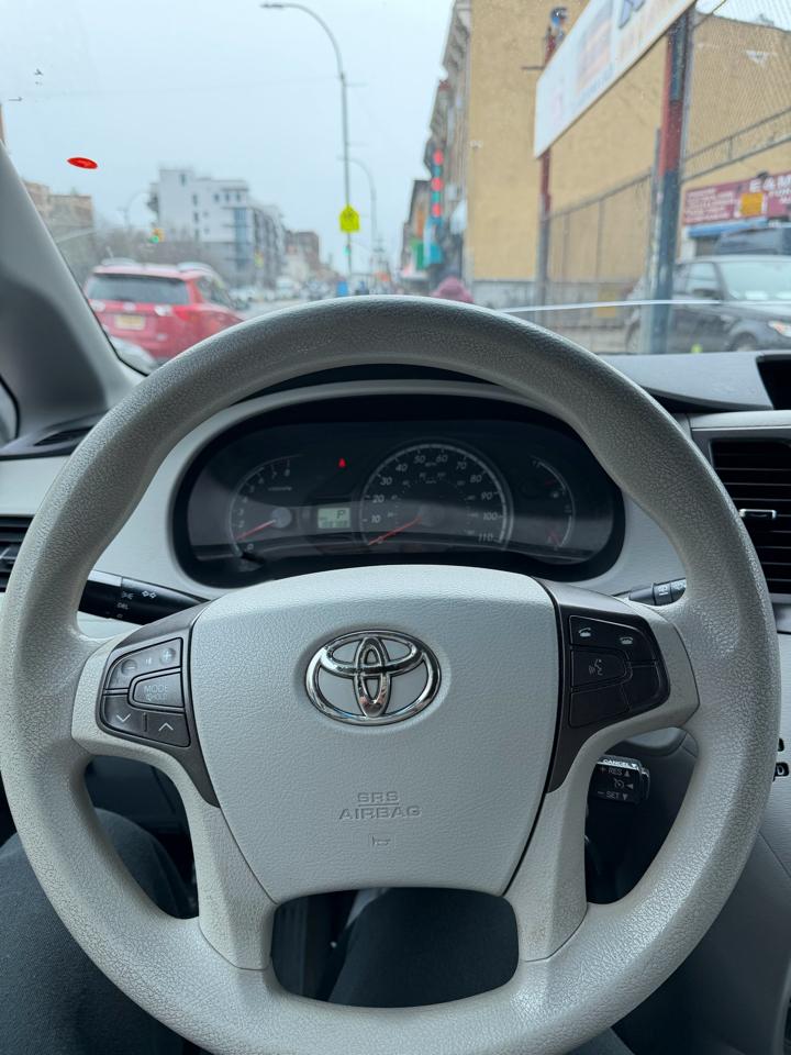 Toyota Sienna 4dr CE 8-Passenger 2011