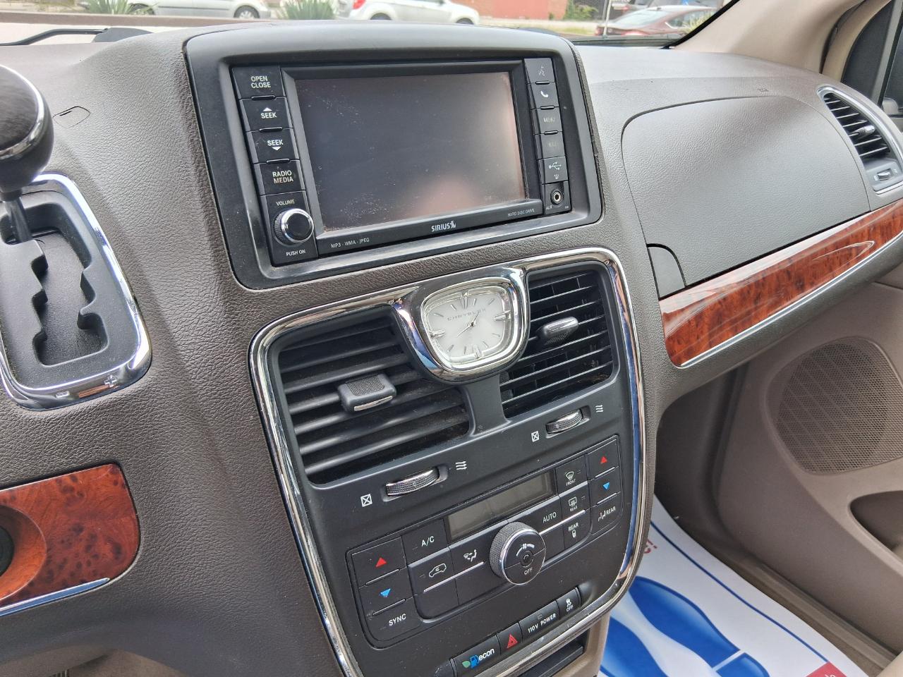 Chrysler Town & Country Touring 2012