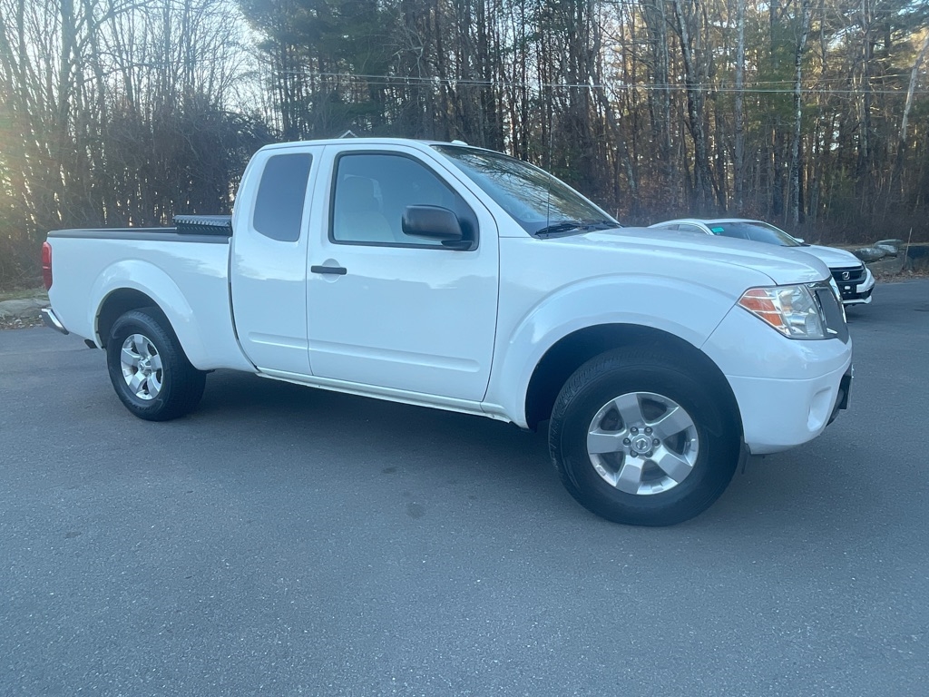 2013 Nissan Frontier SV photo 2