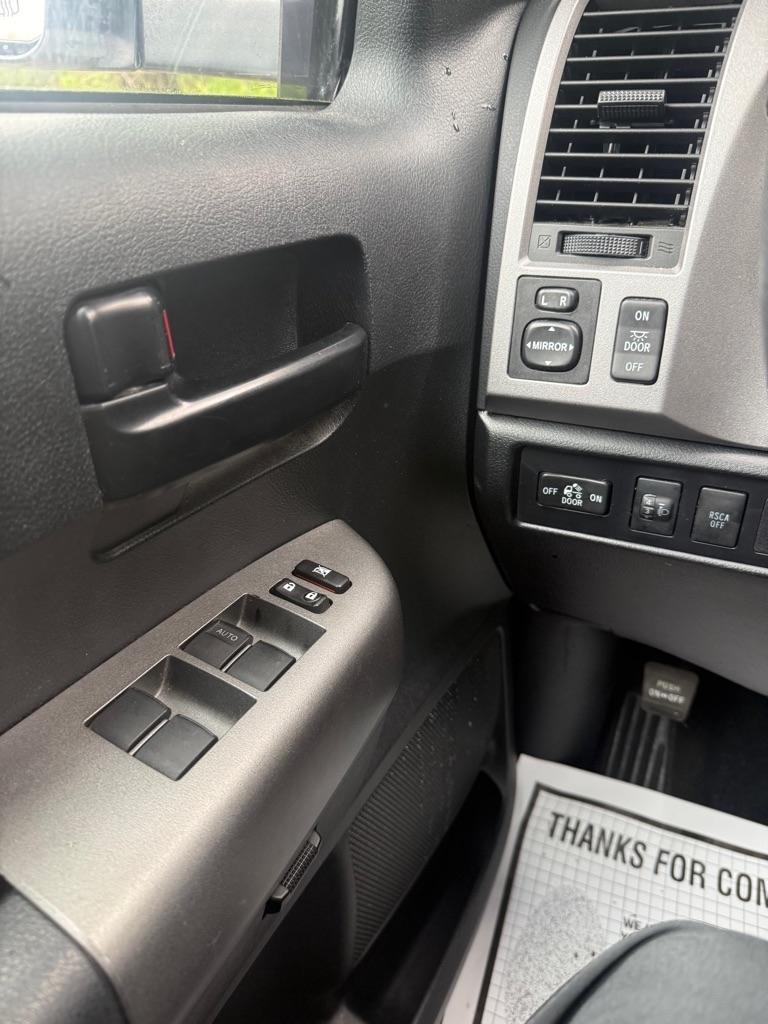 Toyota Tundra 4WD Truck  2011