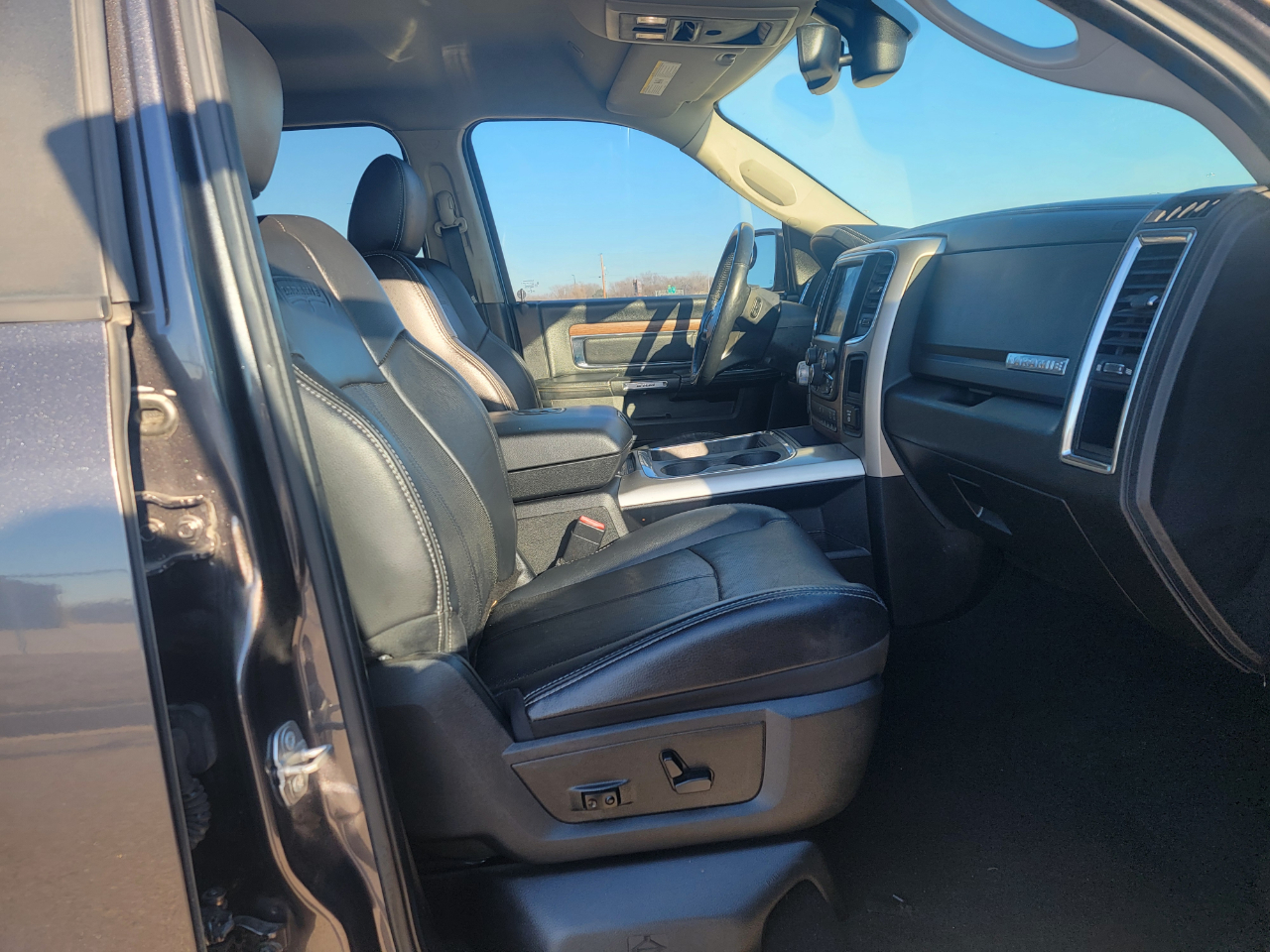 RAM 1500 Laramie 4x4 Crew Cab 5'7" Box 2018