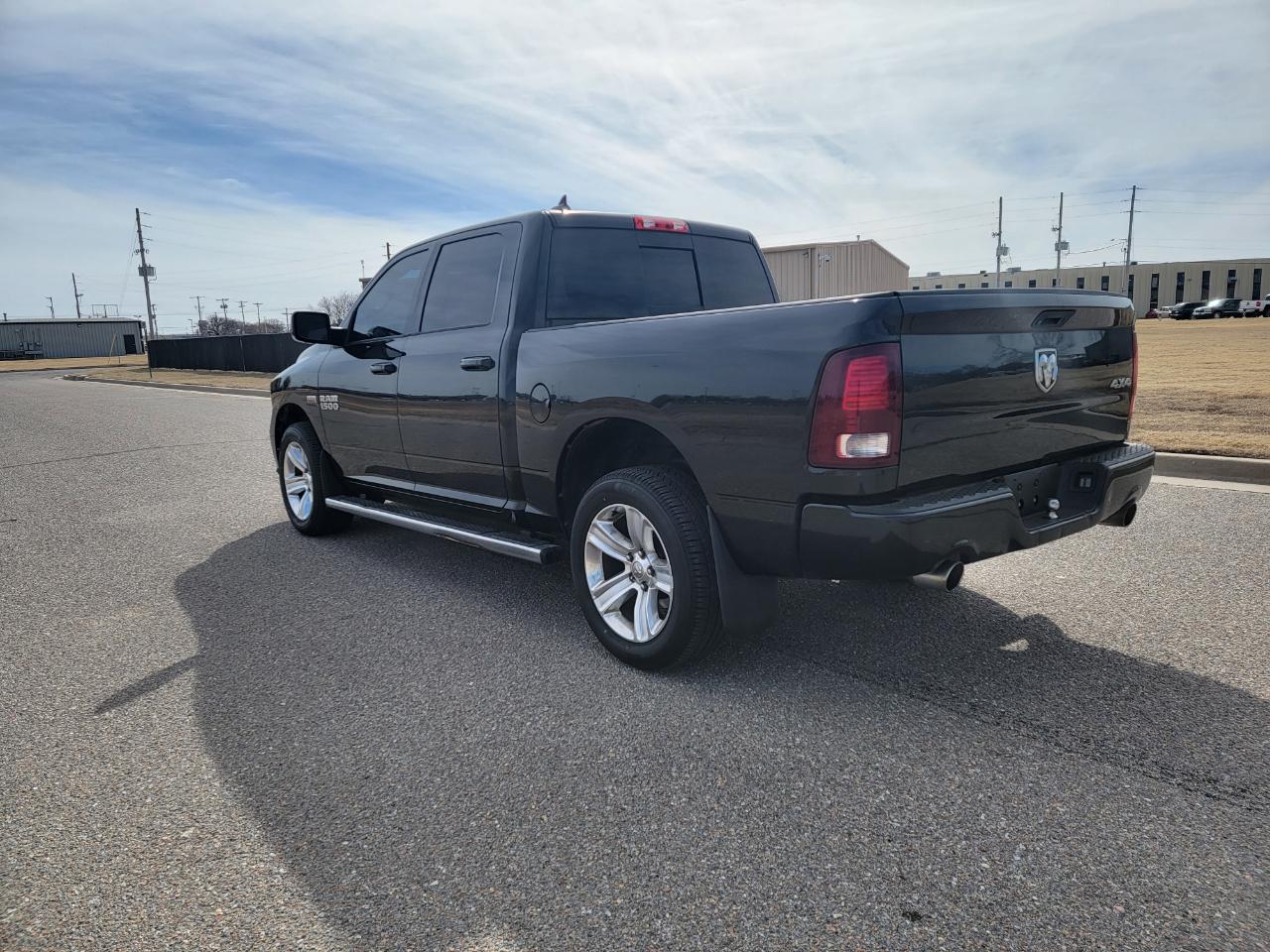 RAM 1500 4WD Crew Cab 140.5" Sport 2016
