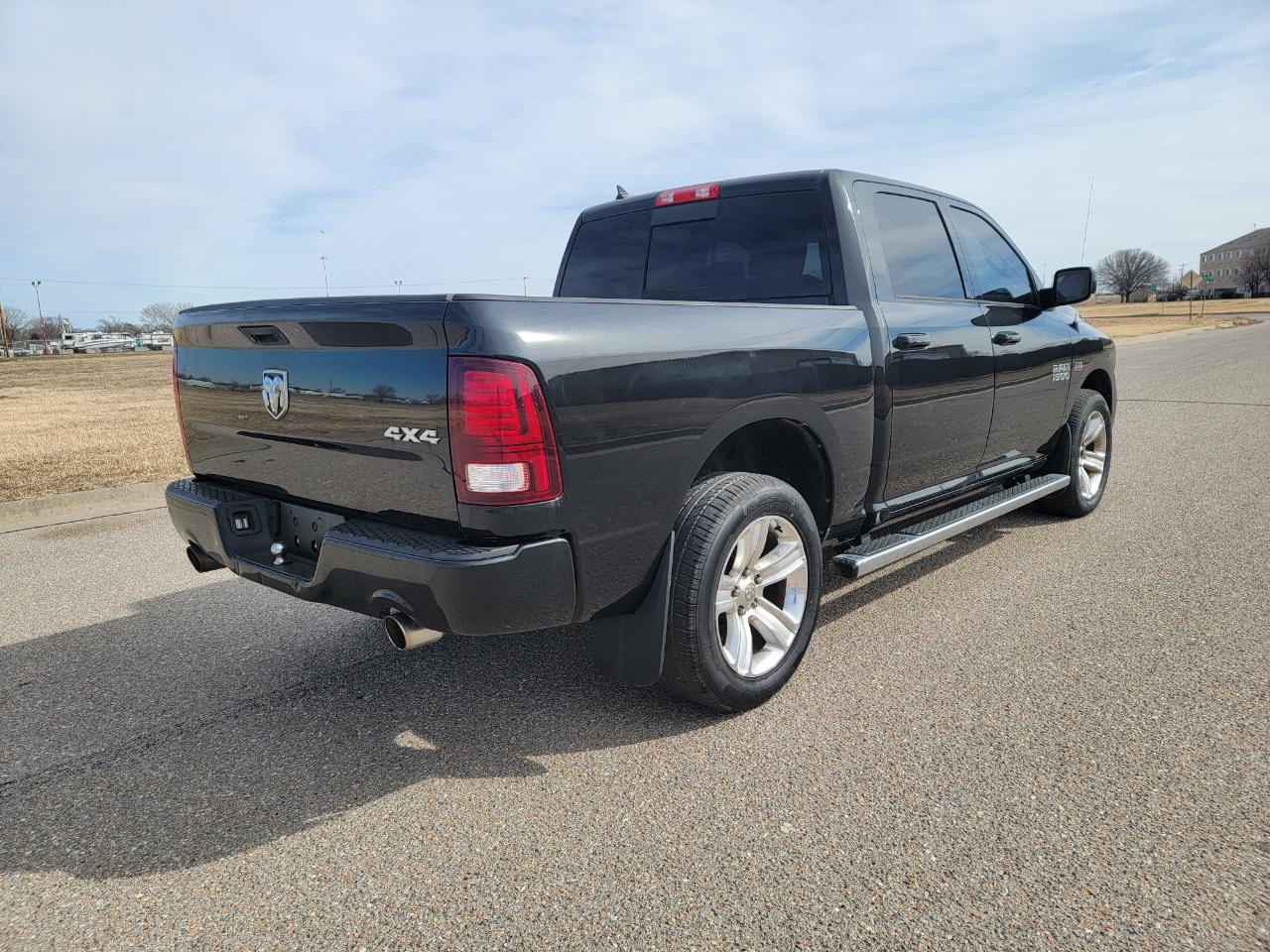 RAM 1500 4WD Crew Cab 140.5" Sport 2016