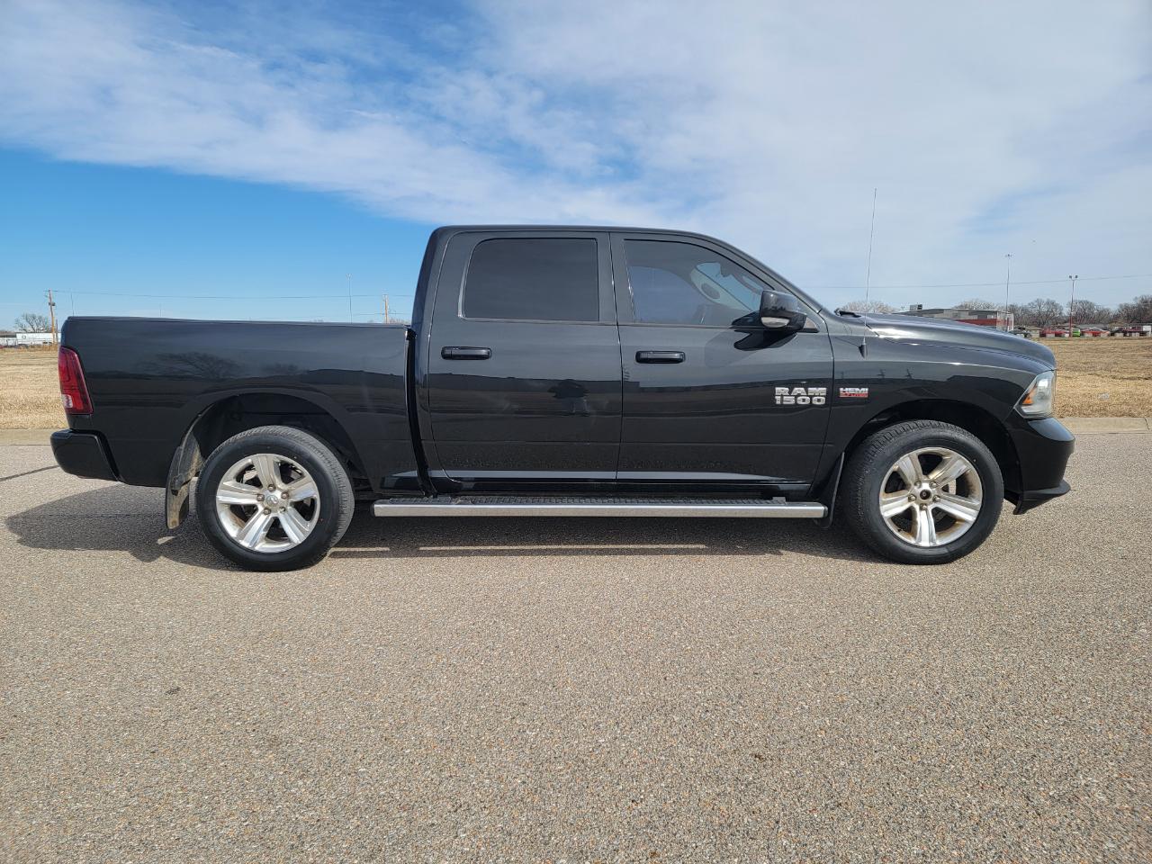 RAM 1500 4WD Crew Cab 140.5" Sport 2016
