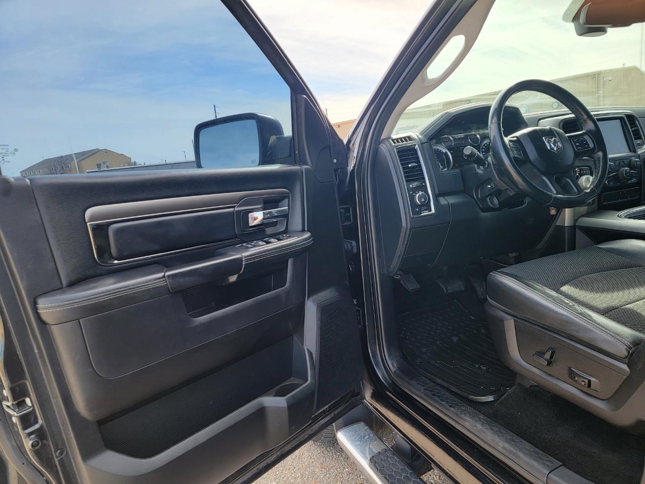 RAM 1500 4WD Crew Cab 140.5" Sport 2016