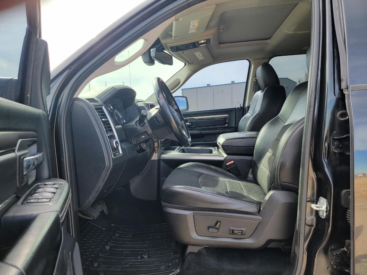 RAM 1500 4WD Crew Cab 140.5" Sport 2016