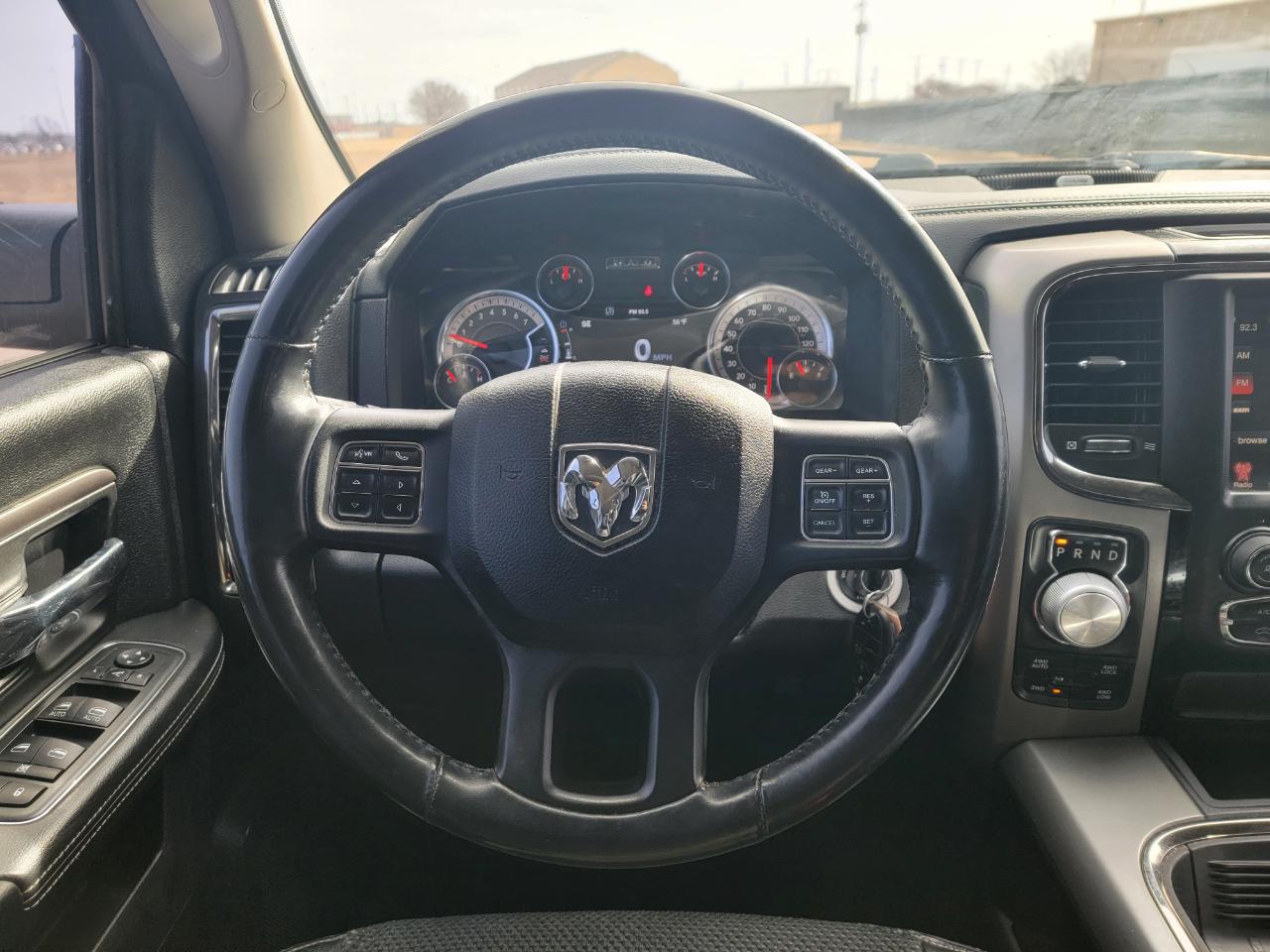 RAM 1500 4WD Crew Cab 140.5" Sport 2016