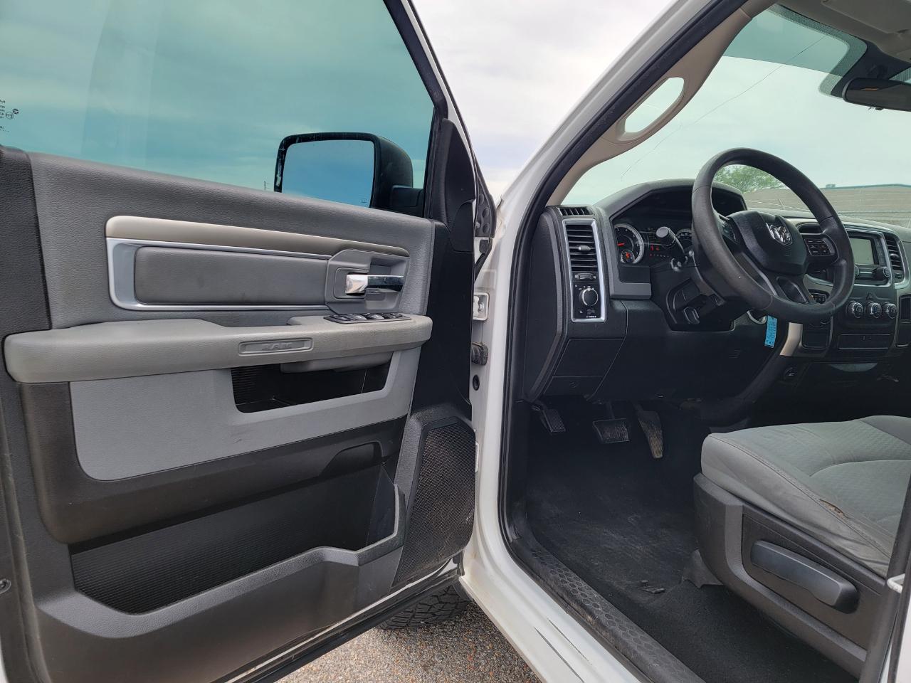 RAM 1500 Classic SLT 4x2 Crew Cab 6'4" Box 2019