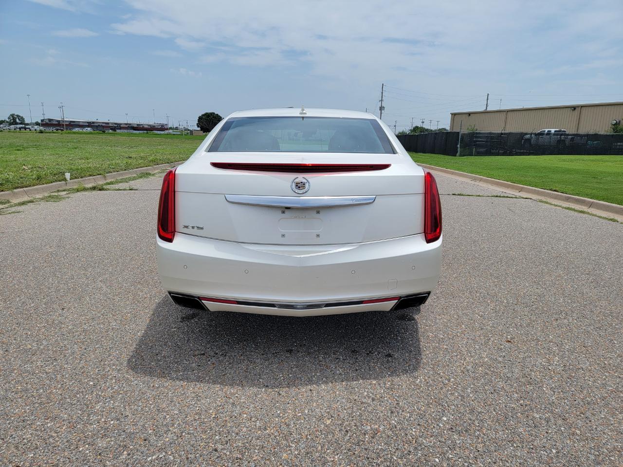Cadillac XTS 4dr Sdn Luxury FWD 2014