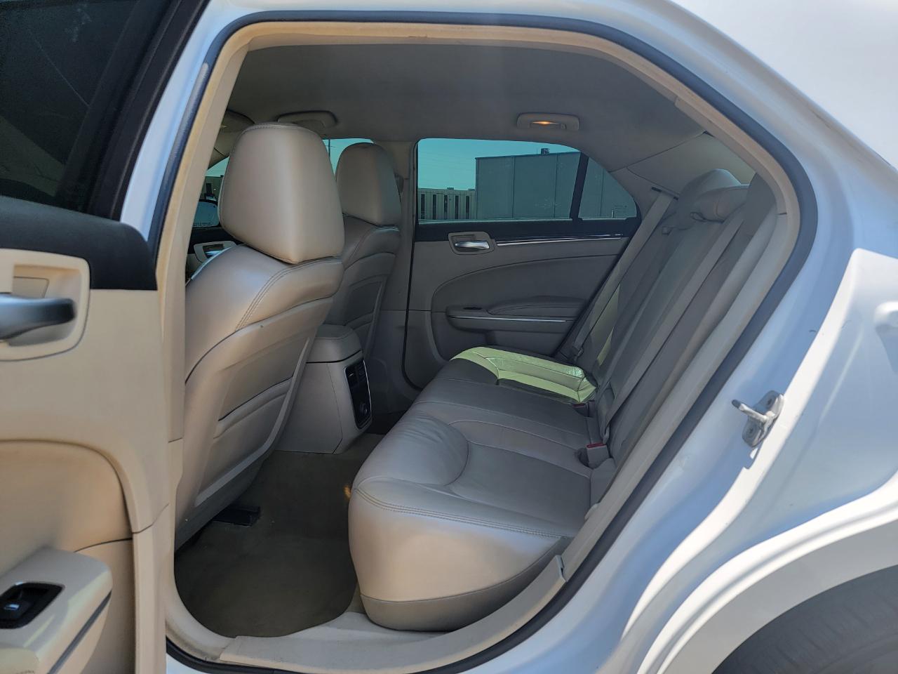 Chrysler 300 4dr Sdn V6 Limited RWD 2012