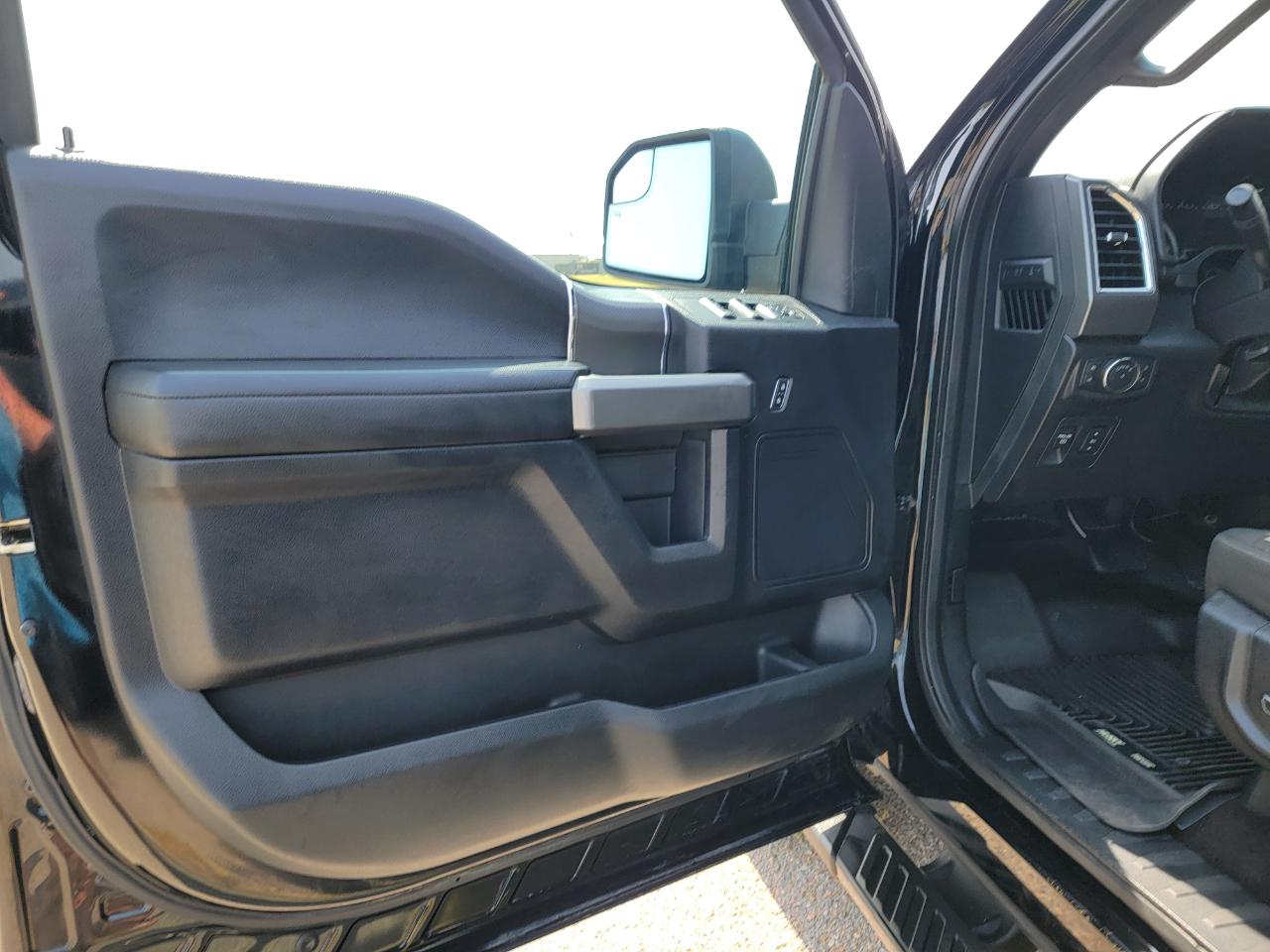 Ford F-150 4WD SuperCrew 145" Lariat 2016