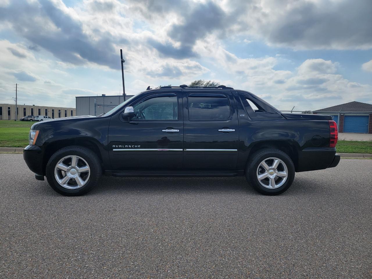 Chevrolet Avalanche 2WD Crew Cab LTZ 2012