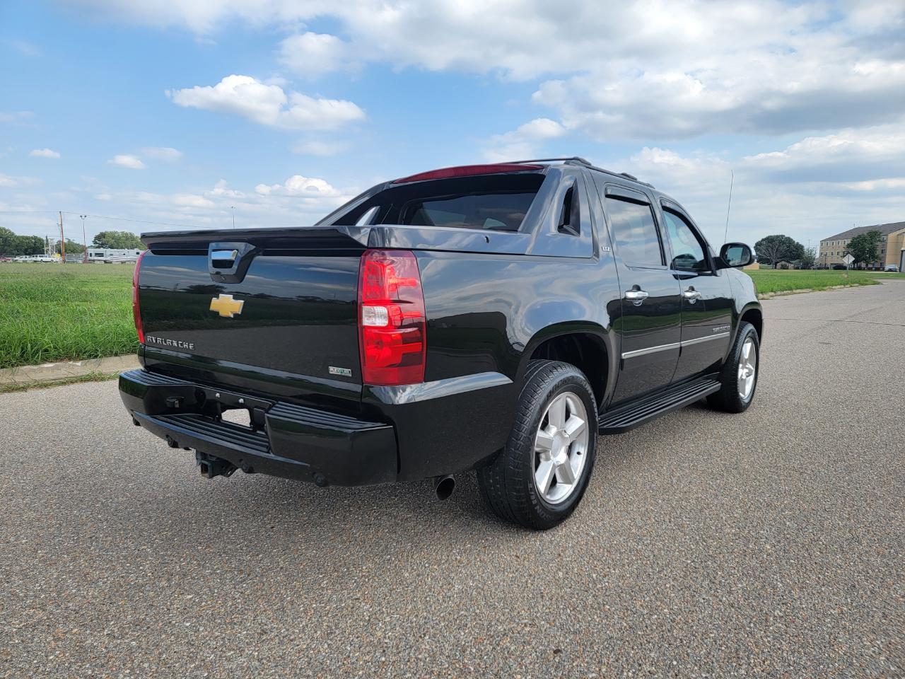 Chevrolet Avalanche 2WD Crew Cab LTZ 2012