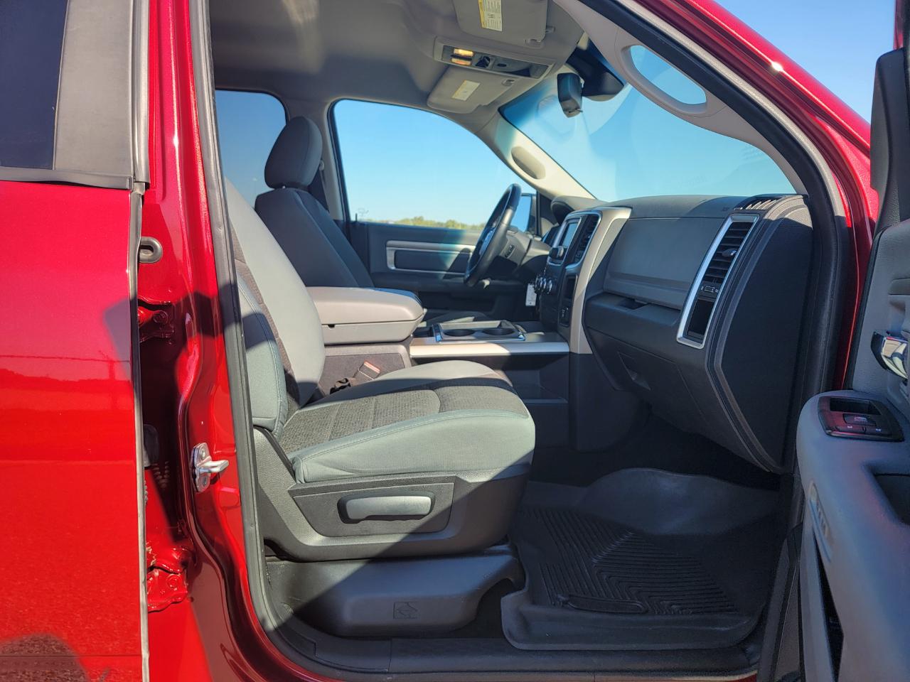 RAM 1500 4WD Crew Cab 140.5" Big Horn 2013