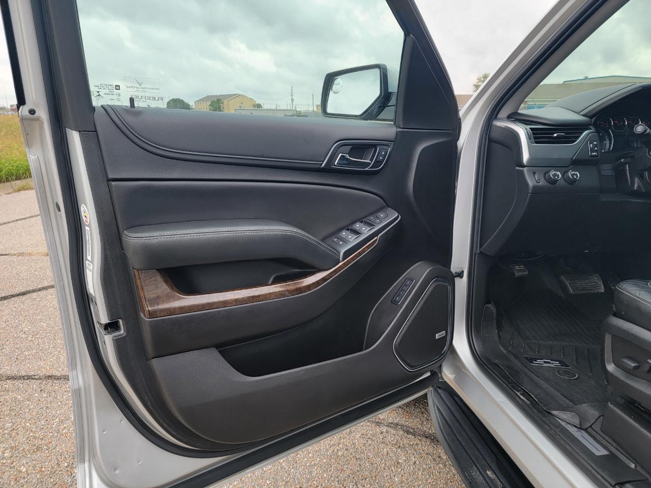 Chevrolet Suburban 4WD 4dr 1500 LT 2019