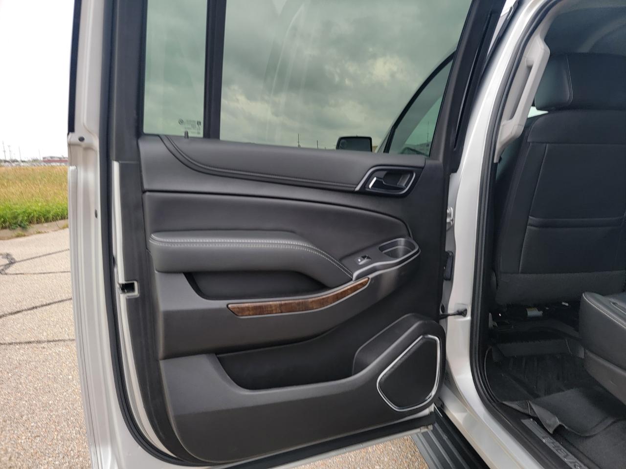 Chevrolet Suburban 4WD 4dr 1500 LT 2019