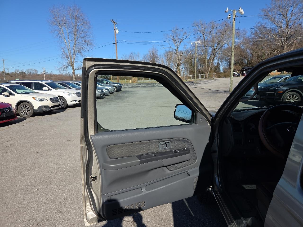 Nissan Frontier 2WD XE King Cab I4 Auto 2004