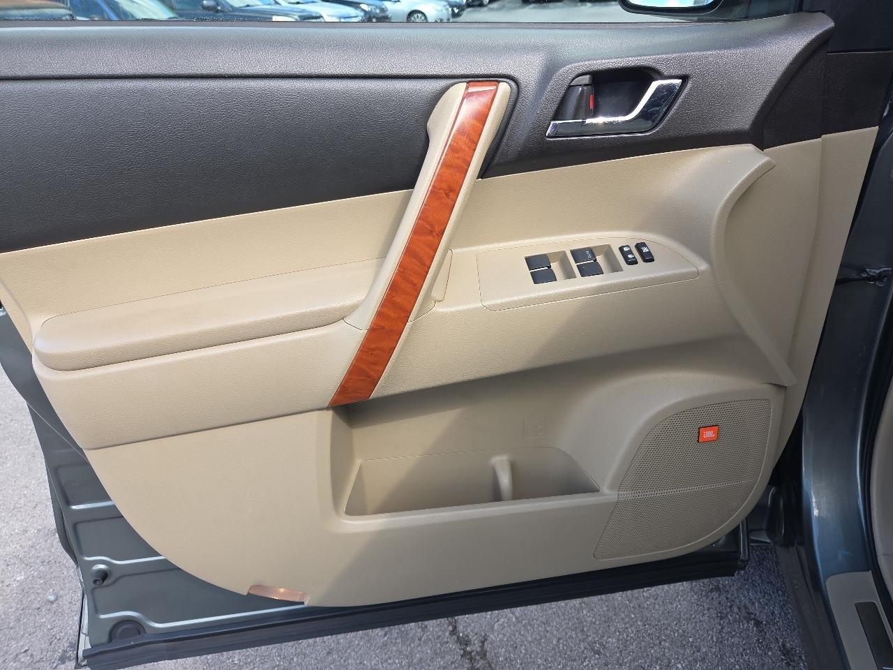 Toyota Highlander 4WD 4dr V6 Limited (Natl) 2010