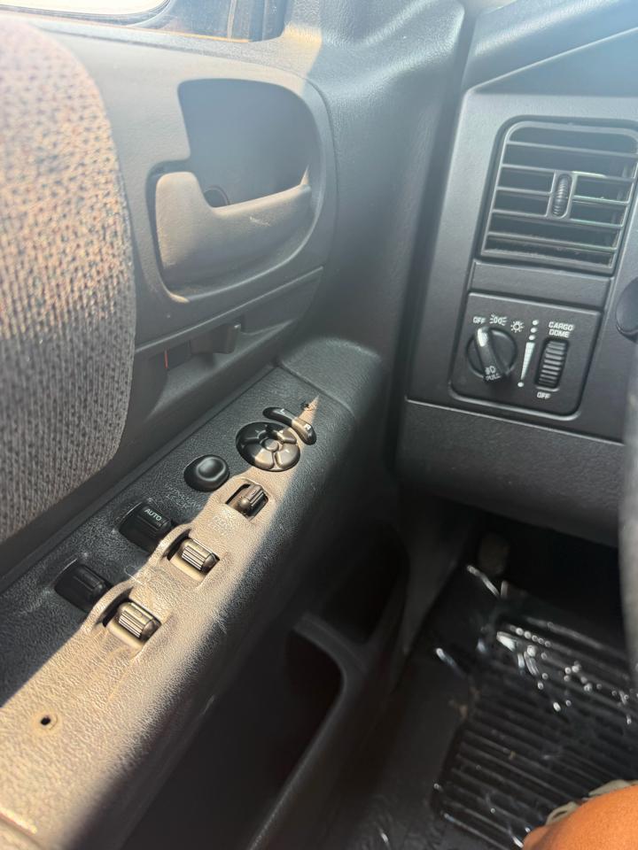 Dodge Dakota Quad Cab 131" WB 4WD SLT 2002