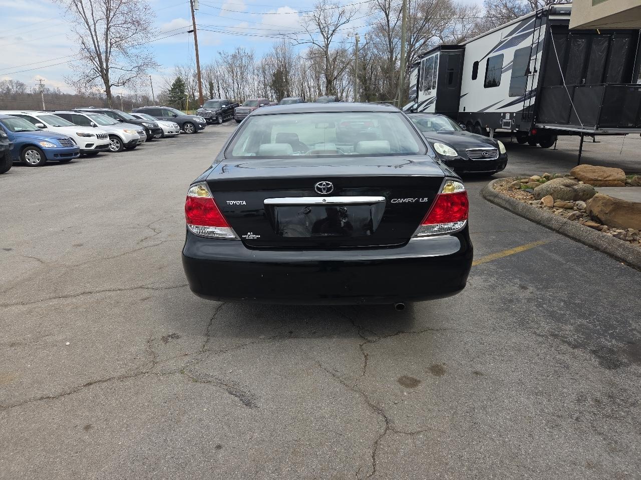 Toyota Camry 4dr Sdn XLE Auto (Natl) 2005