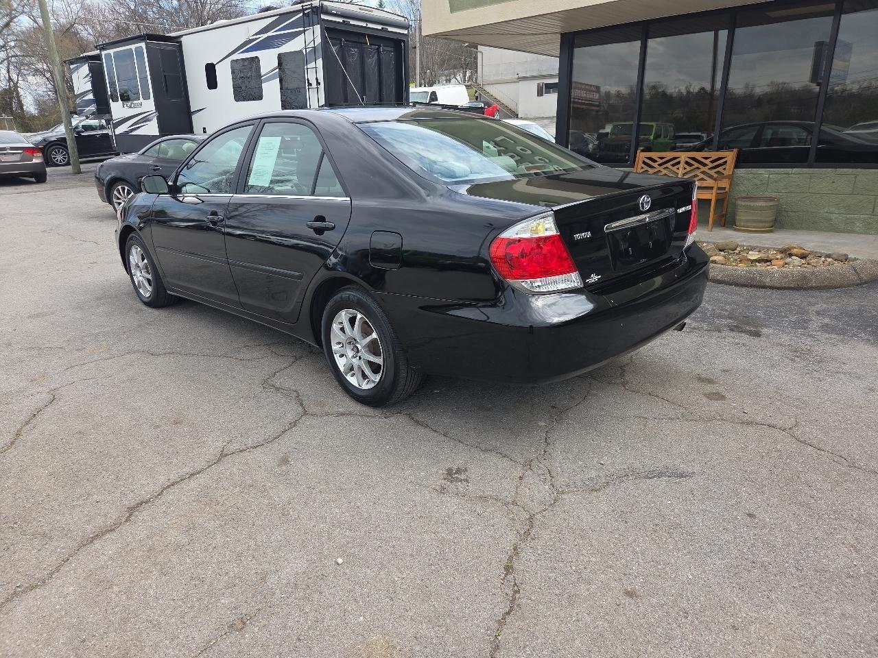 Toyota Camry 4dr Sdn XLE Auto (Natl) 2005