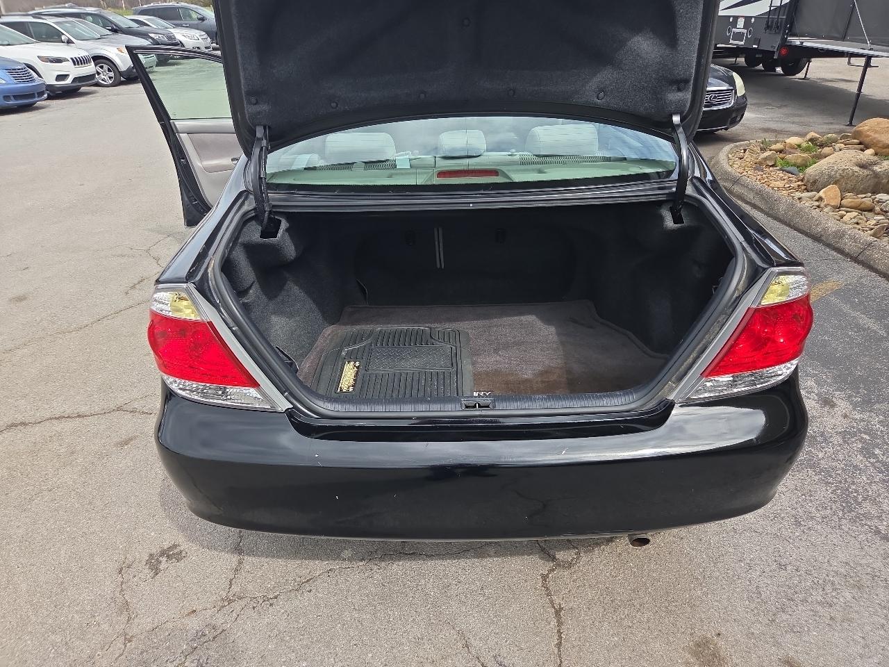 Toyota Camry 4dr Sdn XLE Auto (Natl) 2005