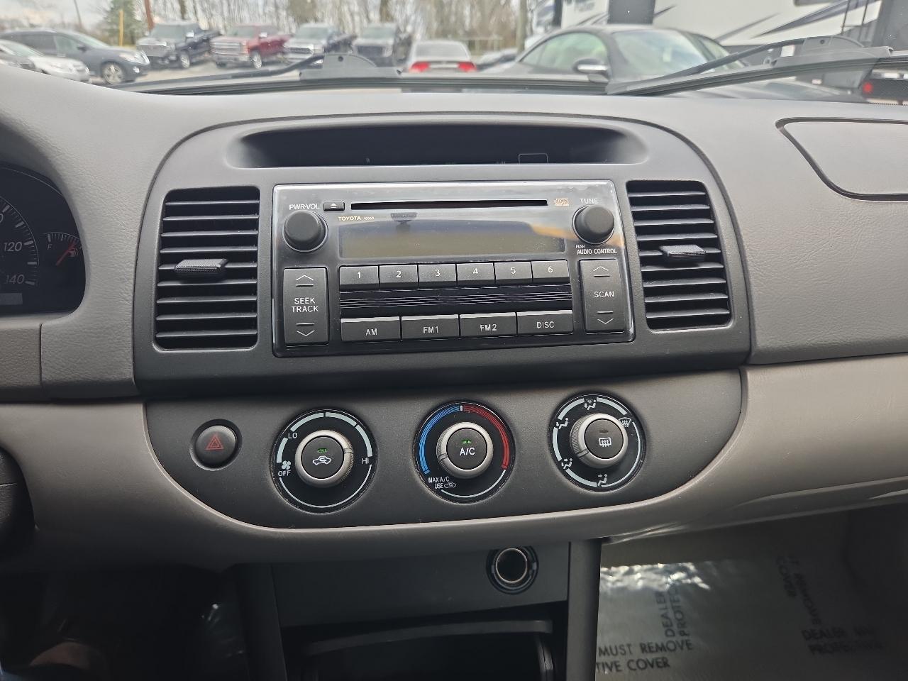 Toyota Camry 4dr Sdn XLE Auto (Natl) 2005