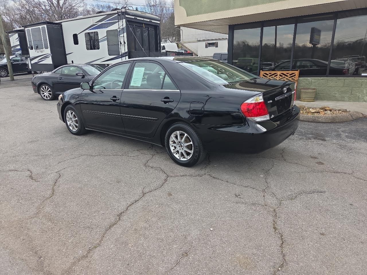 Toyota Camry 4dr Sdn XLE Auto (Natl) 2005