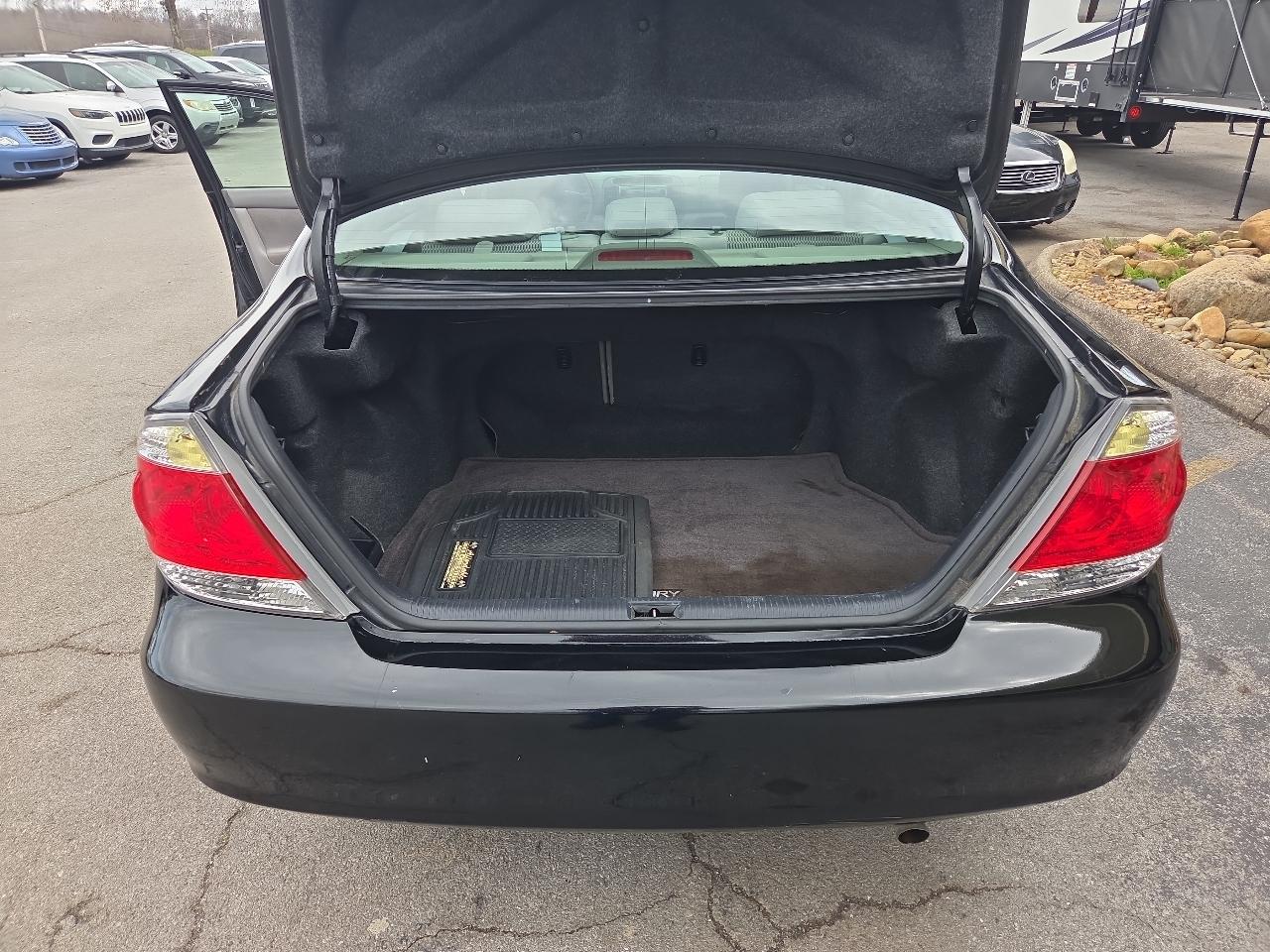 Toyota Camry 4dr Sdn XLE Auto (Natl) 2005