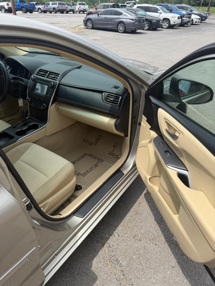 Toyota Camry LE Auto (Natl) 2017