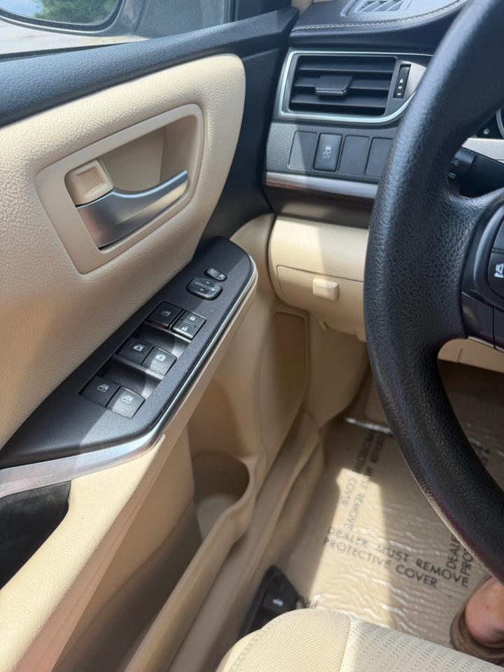 Toyota Camry LE Auto (Natl) 2017