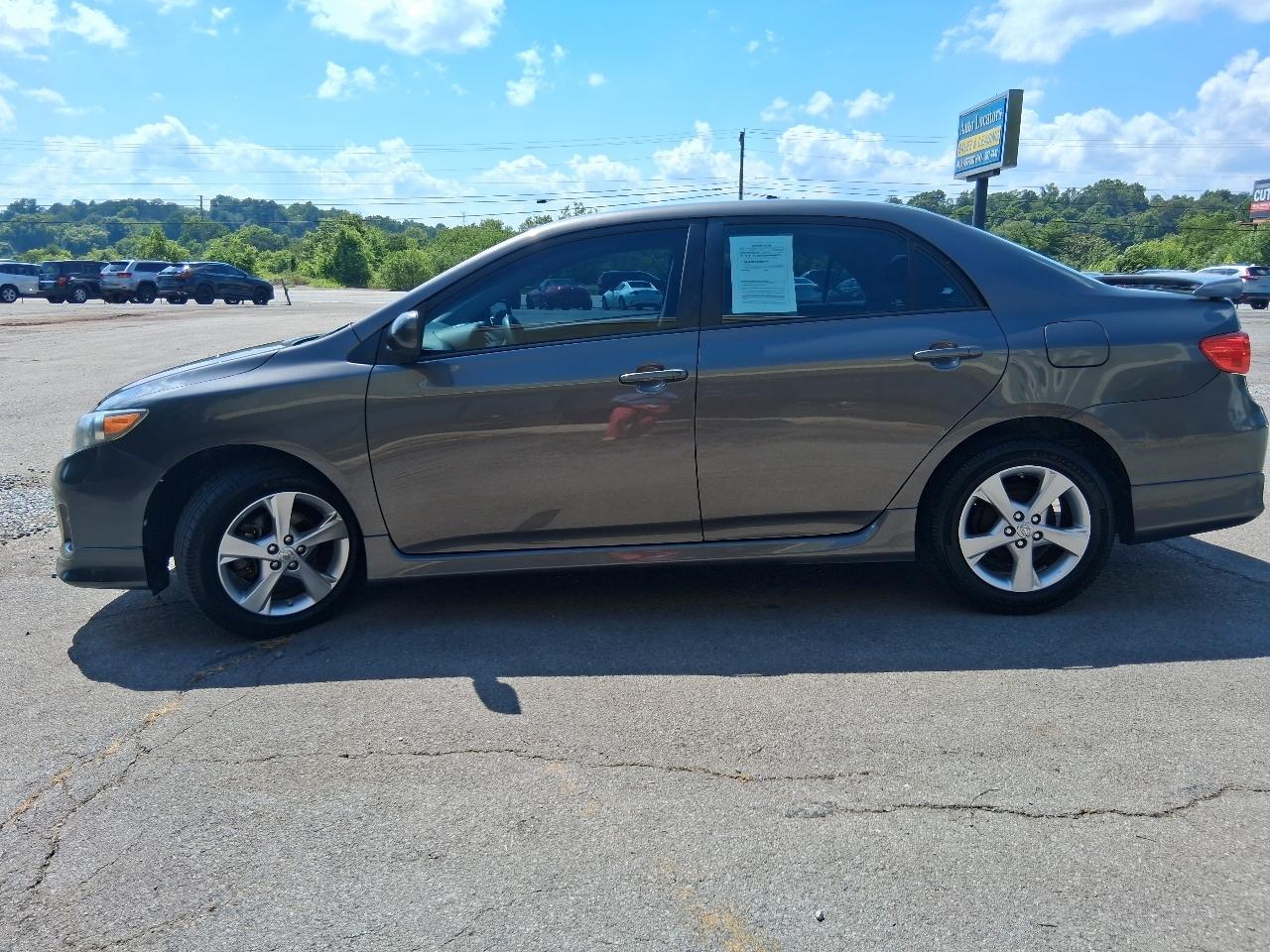 Toyota Corolla 4dr Sdn Auto LE Special Edition (Natl) 2013