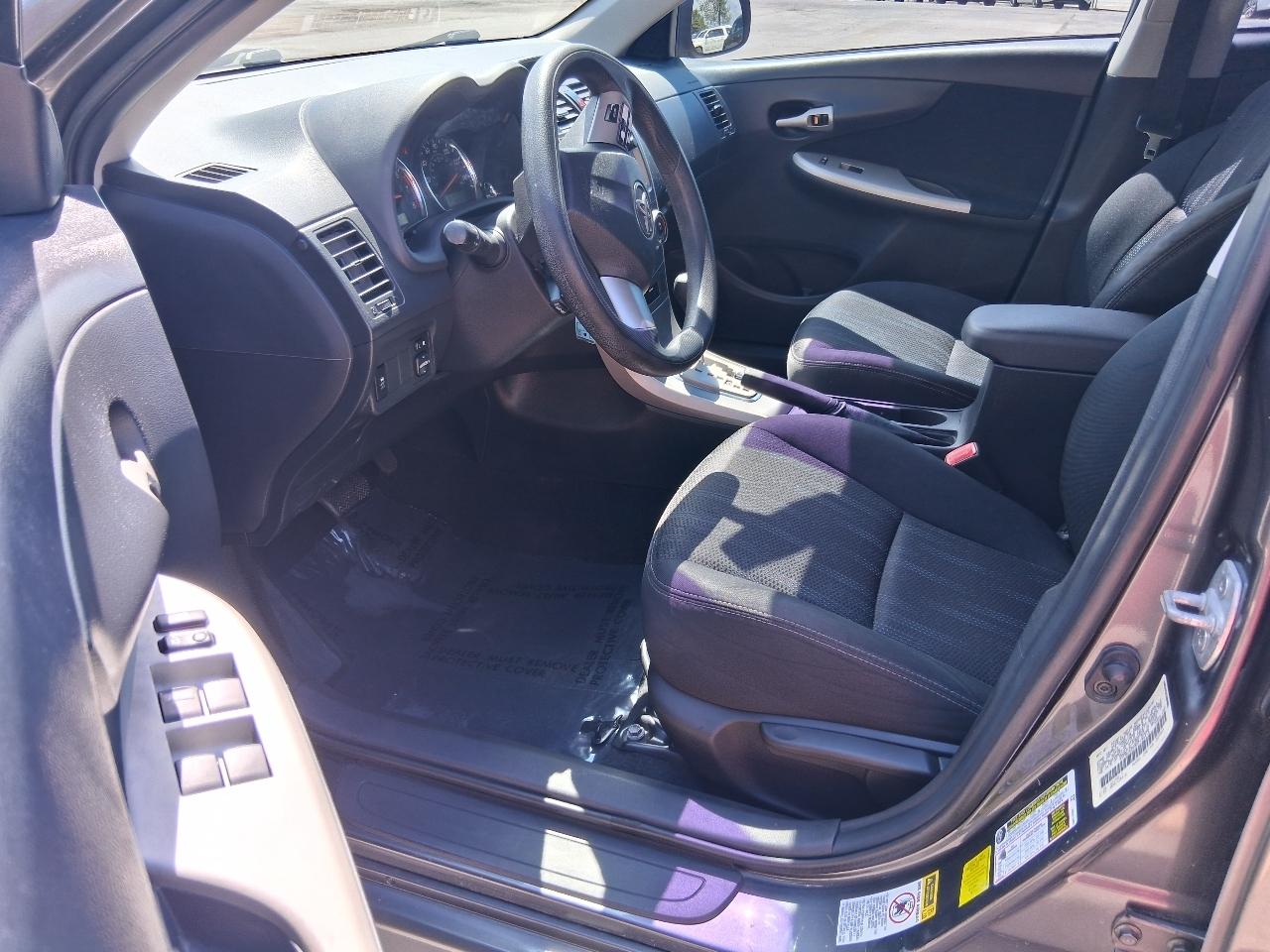 Toyota Corolla 4dr Sdn Auto LE Special Edition (Natl) 2013