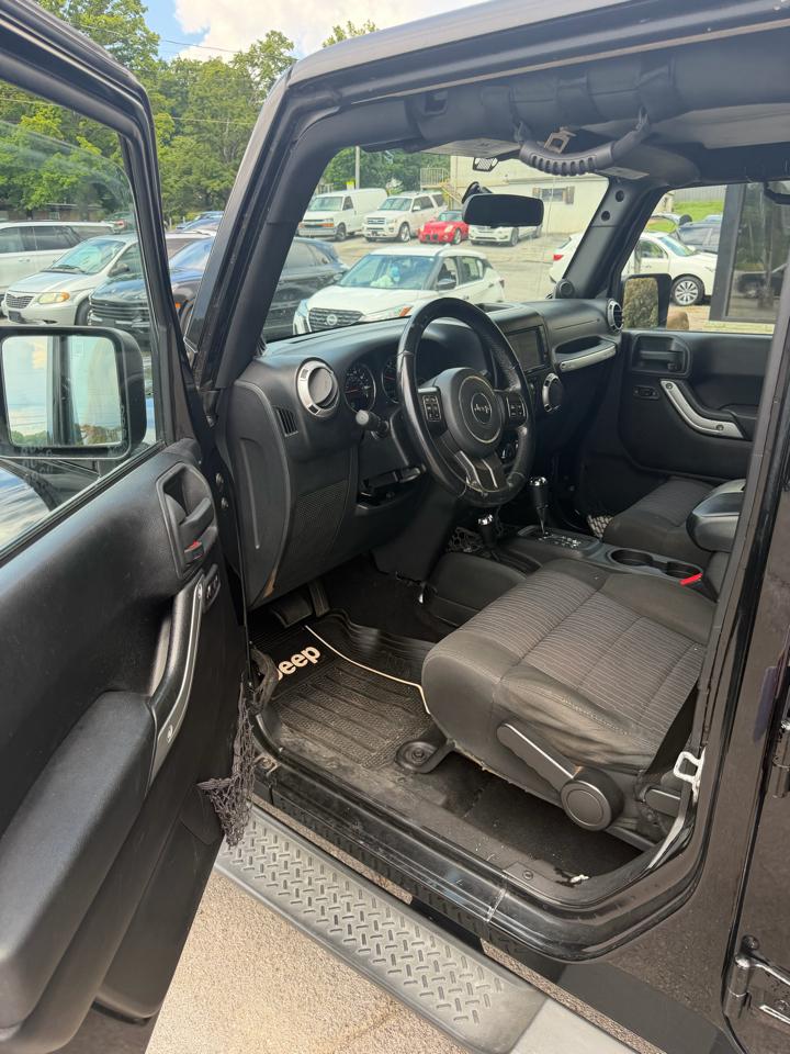 Jeep Wrangler Unlimited 4WD 4dr Sahara 2012