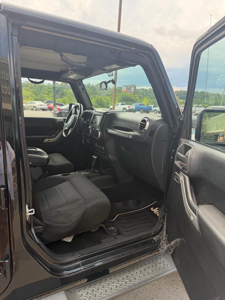 Jeep Wrangler Unlimited 4WD 4dr Sahara 2012