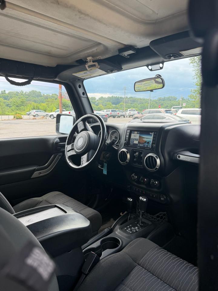 Jeep Wrangler Unlimited 4WD 4dr Sahara 2012