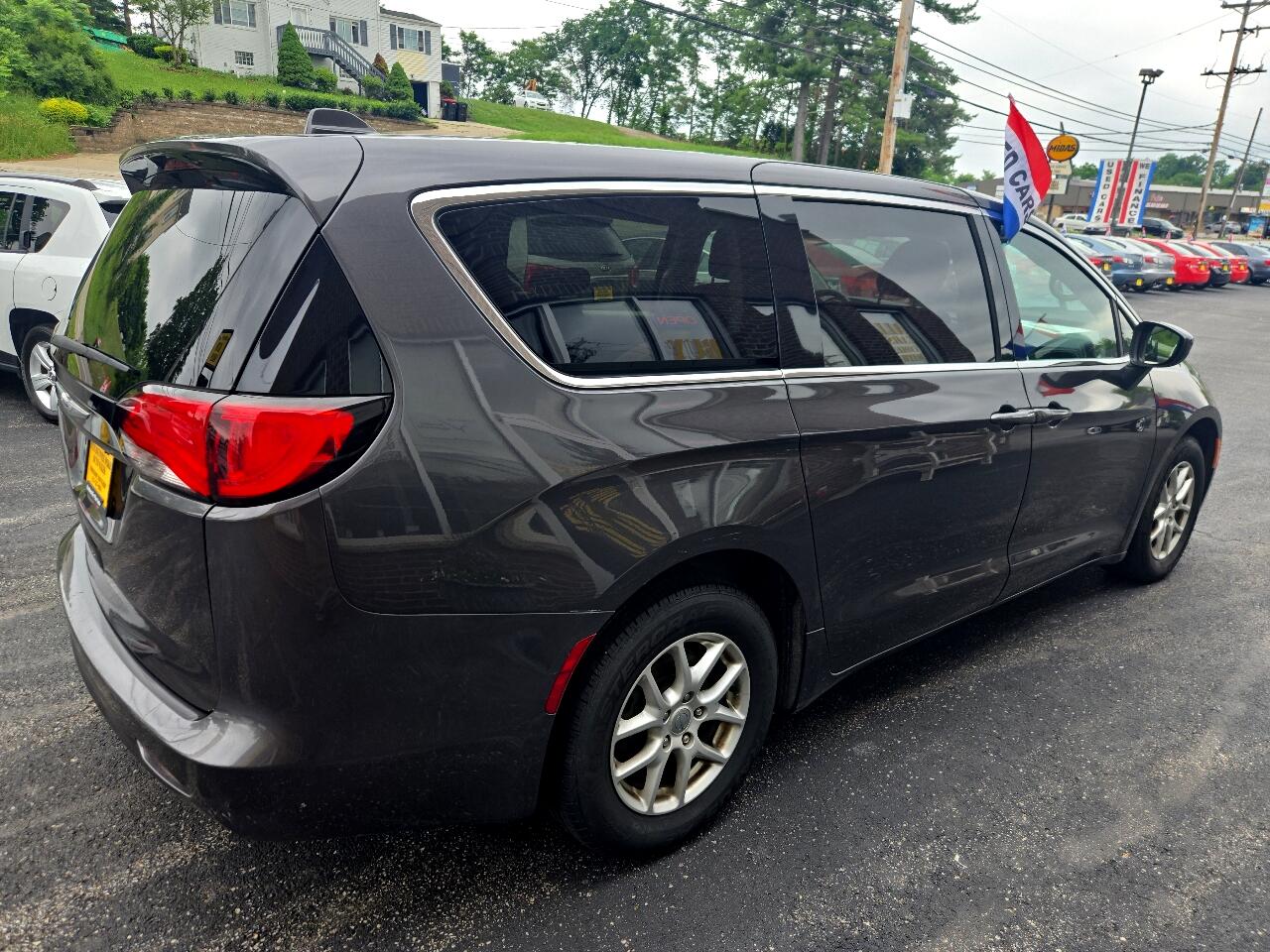 2020 Chrysler Voyager LX photo 4