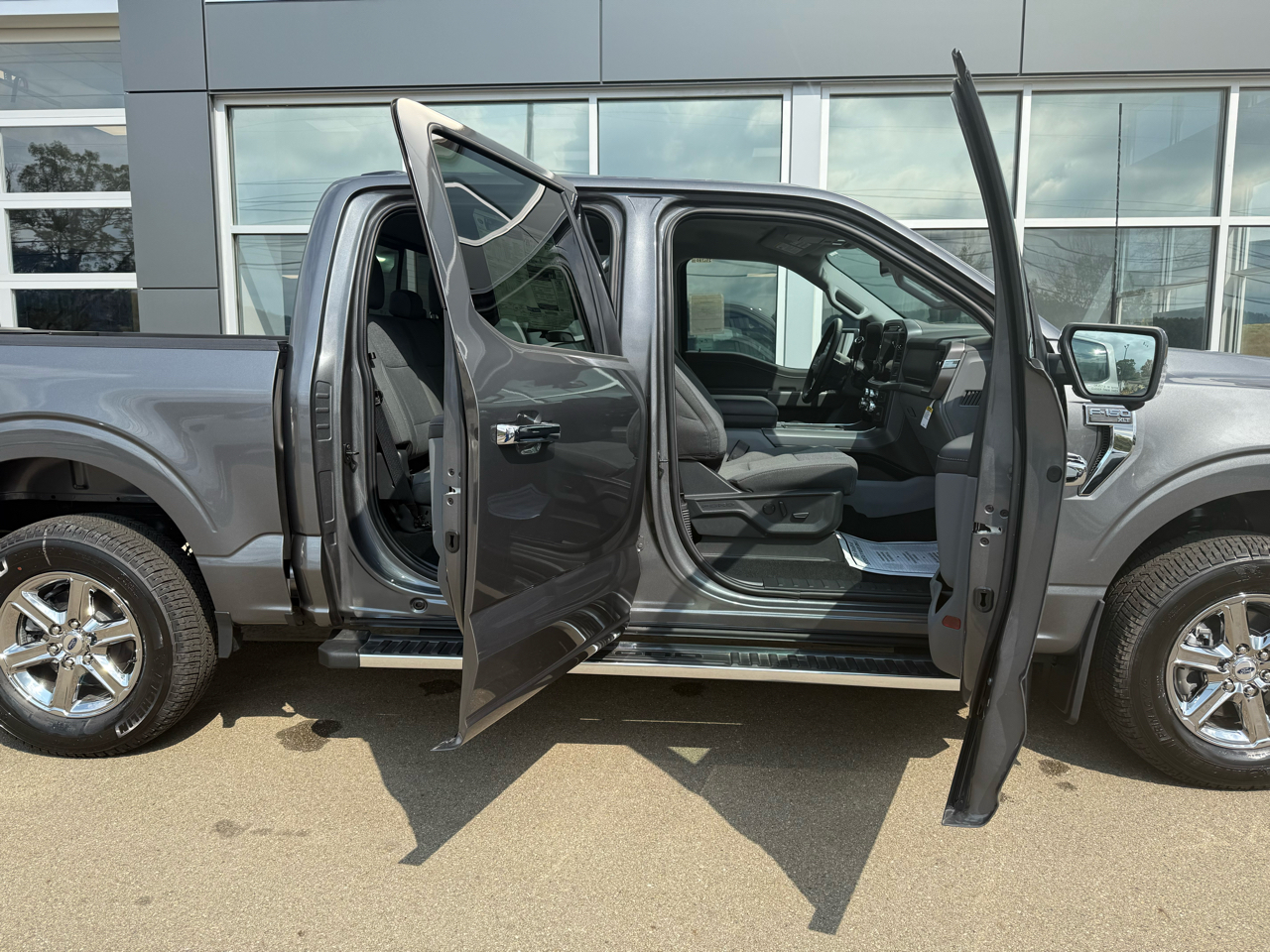 2025 Ford F-150 XLT photo 6