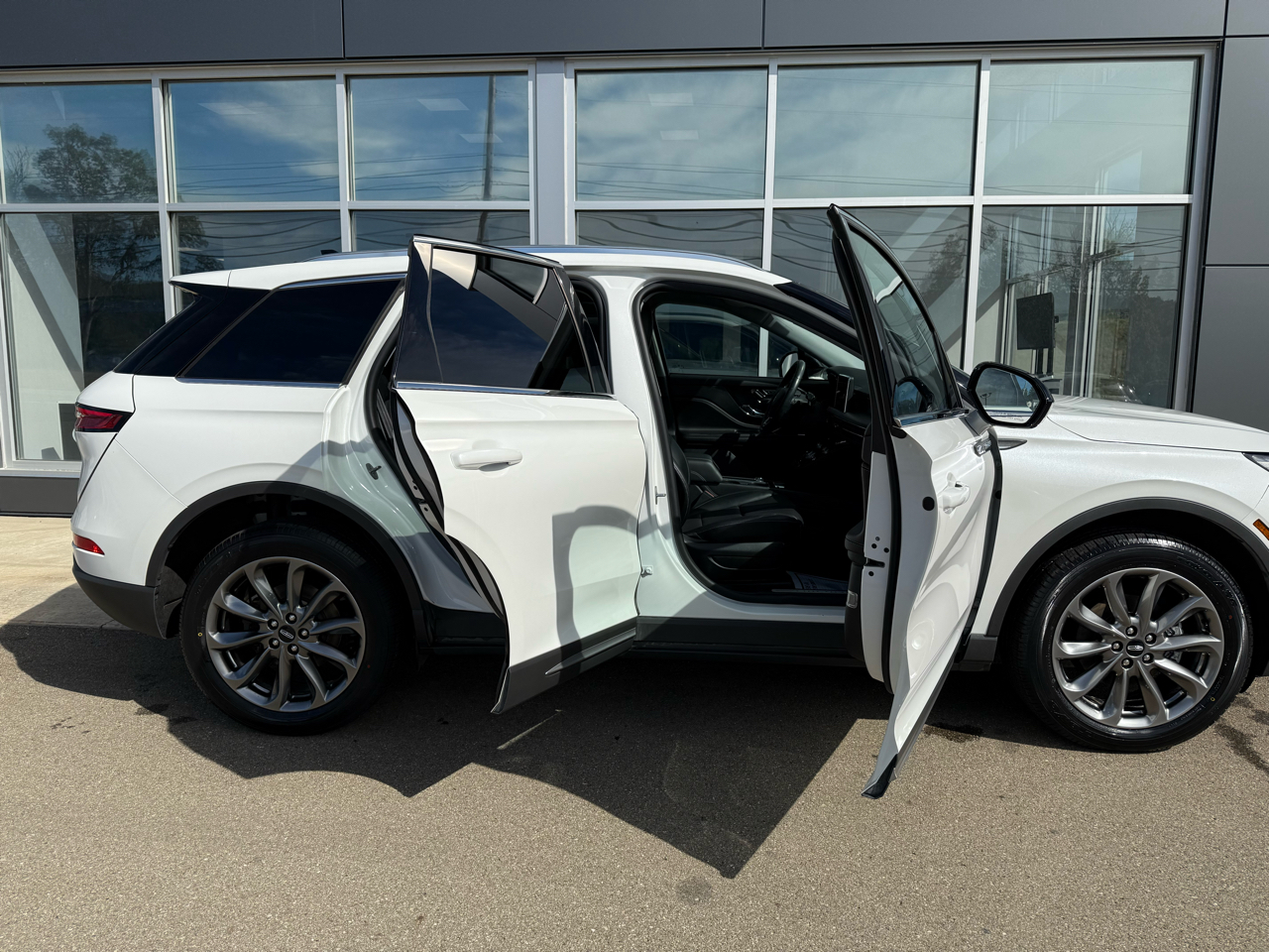 2022 Lincoln Corsair Standard photo 6