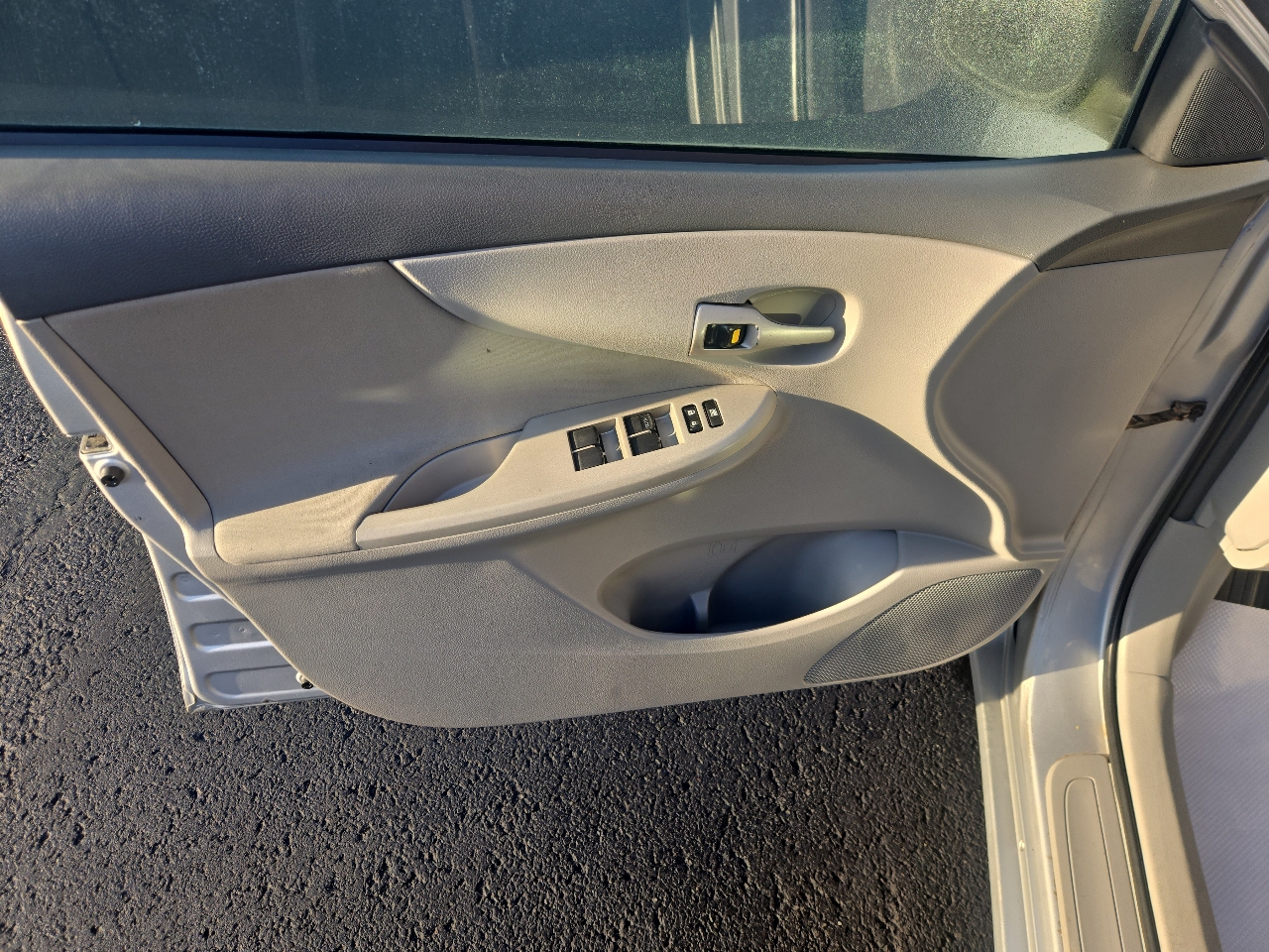 Toyota Corolla 4dr Sdn LE Auto 2010