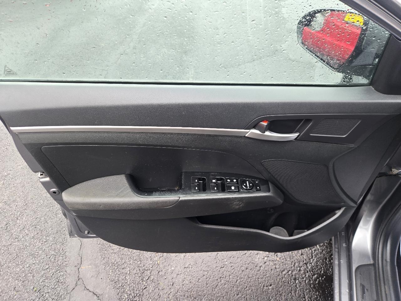 Hyundai Elantra SE 6AT 2019