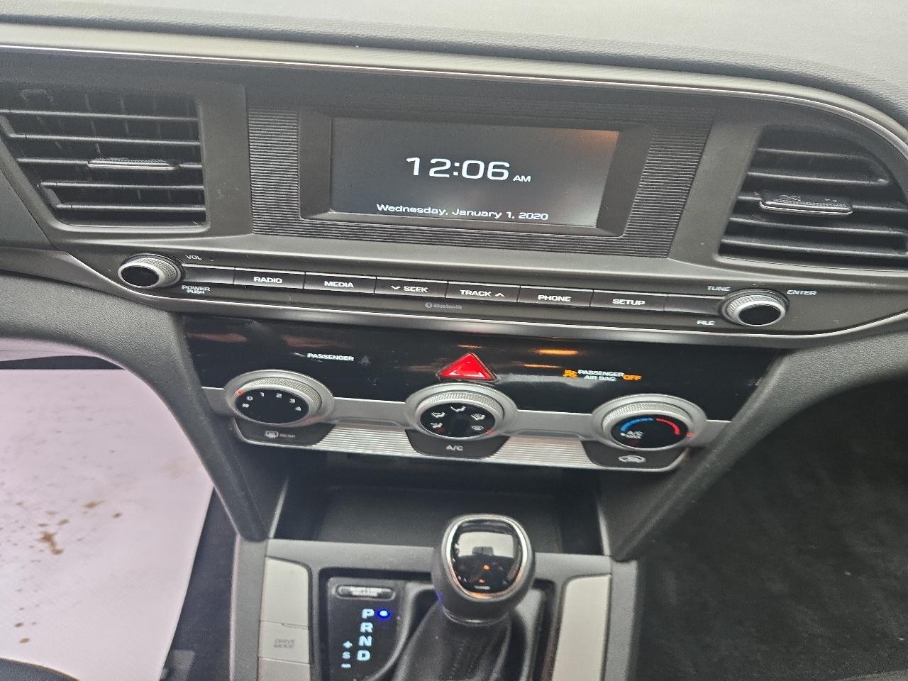 Hyundai Elantra SE 6AT 2019